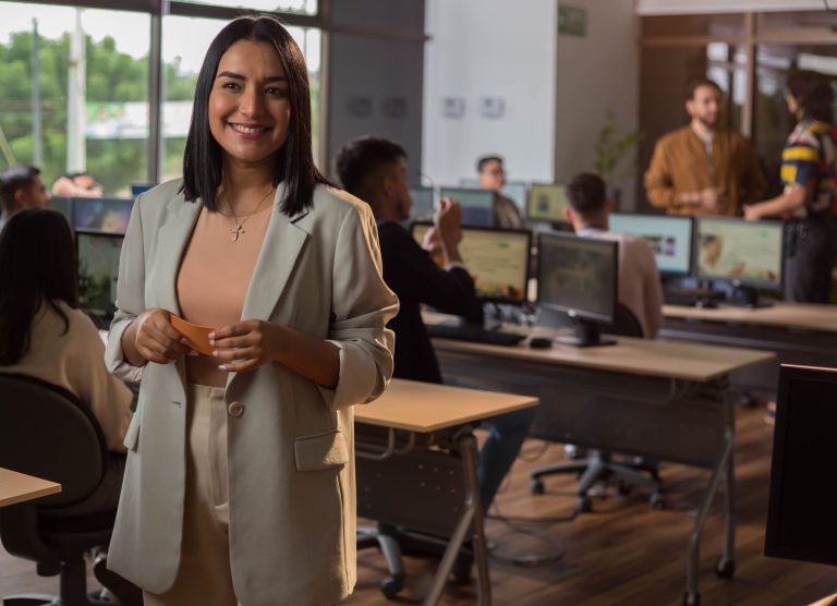 Profesionales coordinando una operación logística en oficina (imagen referencial)