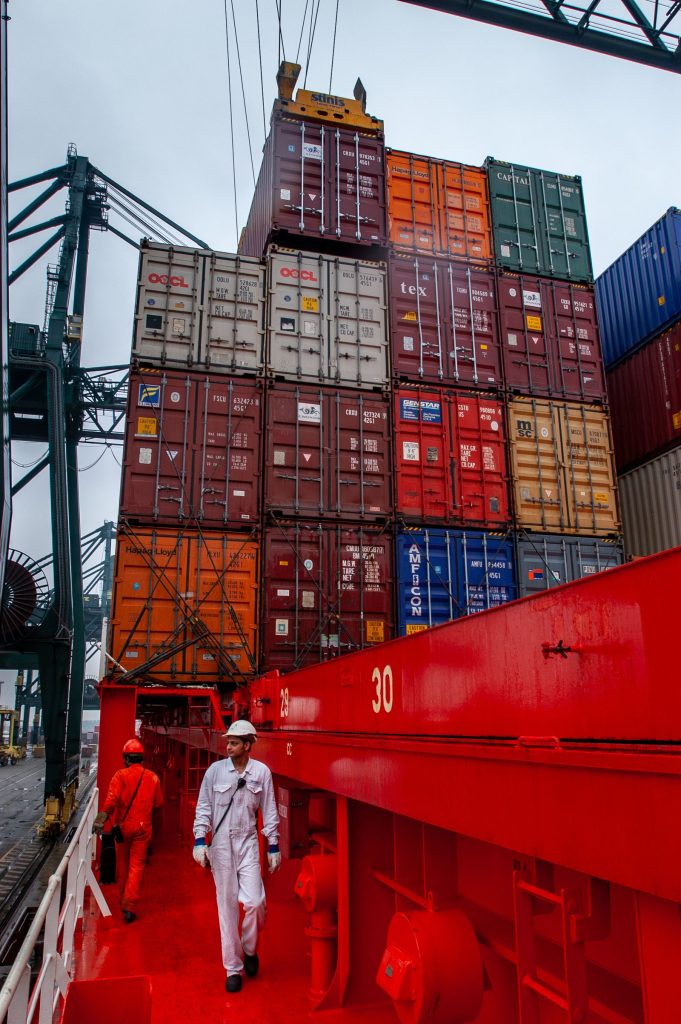 Contenedores apilados en un puerto internacional, imagen referencial del transporte marítimo de carga